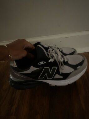 New Balance Men's Black & Gray Athletic Sneakers